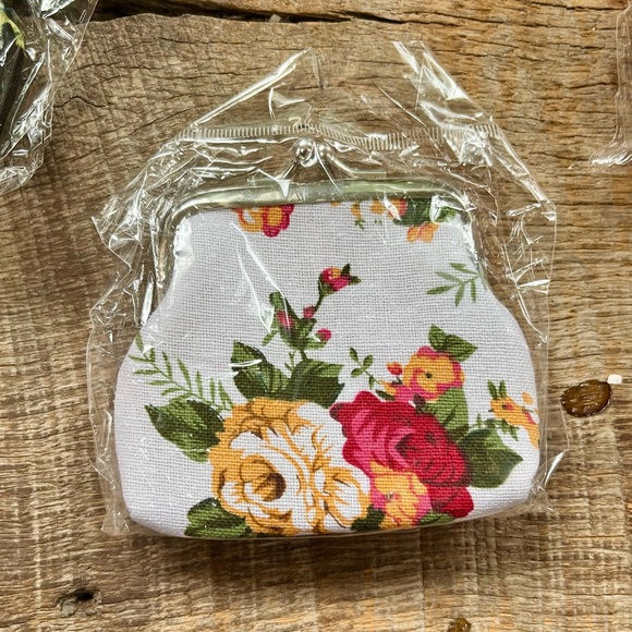☀️ 5/25 ☀️ Floral Coin Purses with Kiss Lock Closure- Choose your color - Picture 2 of 6